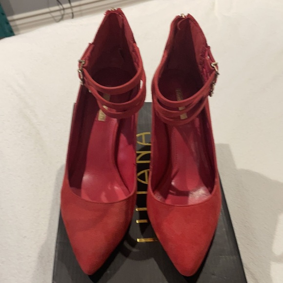 BCBGENERATION Red strap ankle felt high heels 8M. - Picture 2 of 9